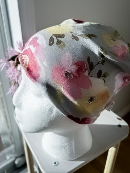 Tuque fleurs fond gris – Adenium Couture